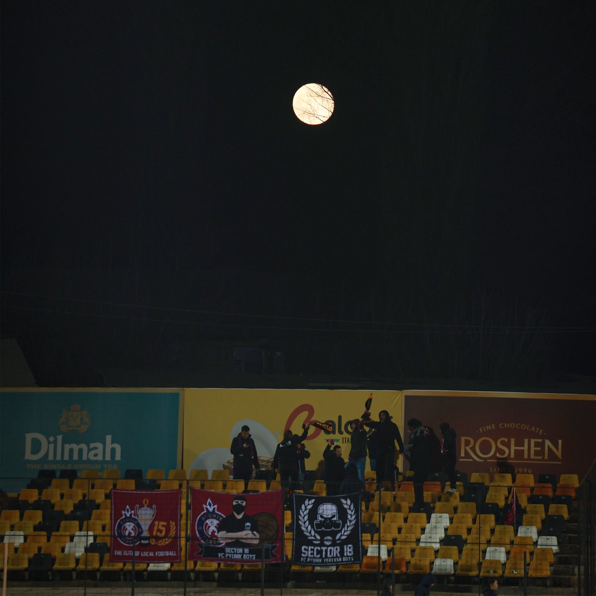 FC_Pyunik's tweet photo. Thanks to our fans โค๏ธ
ยซินีฅี ีกีดีผีกีถ ีทีธีฃีซีถ, ีฉีฅี ีฑีดีผีกีถ ึึีฟีซีถ ีฏีฌีซีถีฅีถึ ีฏีธีฒึีซีค ีฐีกึีกีฆีกีฟ ยซีีตีธึีถีซีฏยป ๐
#Pyunik #ShirakPyunik #gopyunik https://t.co/uIqMctTWjX