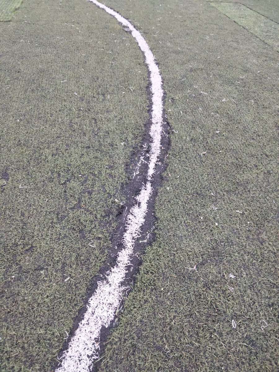 Bueno, pues esto es lo que se supone que es un campo de F-7 para niños de entre 7 y 12 años,yo lo llamaria campo de minas donde en cada entrenamiento y cada partido hay que rezar para que ningún niño pise  uno de estos agujeros y se rompa un tobillo o se  abra la cabeza.