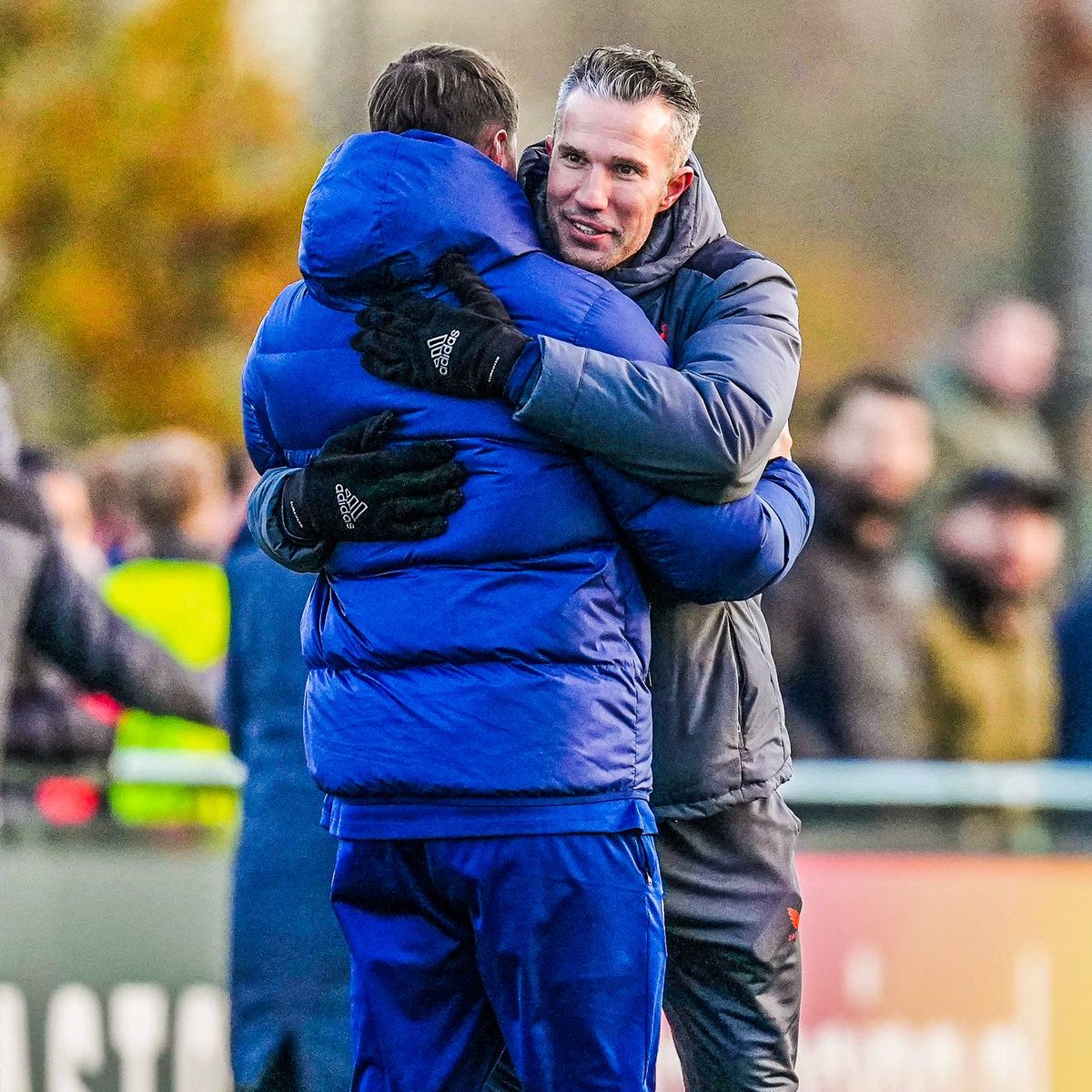 🥹❤️ Fernando Torres &amp; Robin van Persie met as managers in the UEFA Youth League today… 

Torres' Atléti won 1-0 vs Feyenoord. 

Feel old yet? 😅