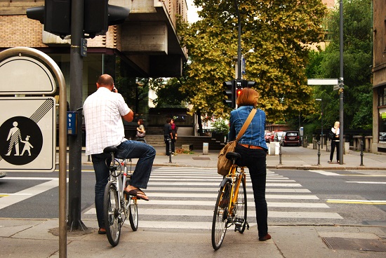 DGTes's tweet photo. 🚲🚲Recuerda que las #bicis no tienen prioridad en los pasos de #peatones. 

Para cruzar por uno de ellos, es obligatorio bajarse de la bici y pasar andando.

Cruzar un paso de peatones sin bajar de la bici: sanción 200€

👉https://t.co/6y97a6GUTS

#CeroRiesgos https://t.co/yKs4K7yYP5