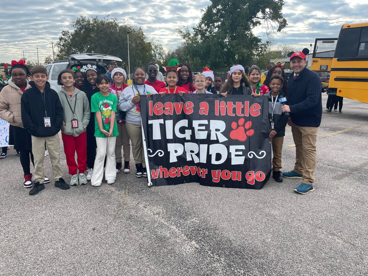 CoraThomasLCISD's tweet photo. It is a great day to be a Thomas Tiger. Thomas student council, with their sponsor Mrs. D'Ambra, delivered 50 boxes of non-perishable food to Channel 13 Share Your Holiday food drive. #believethebest @abc13houston https://t.co/M2PDnWoyAC