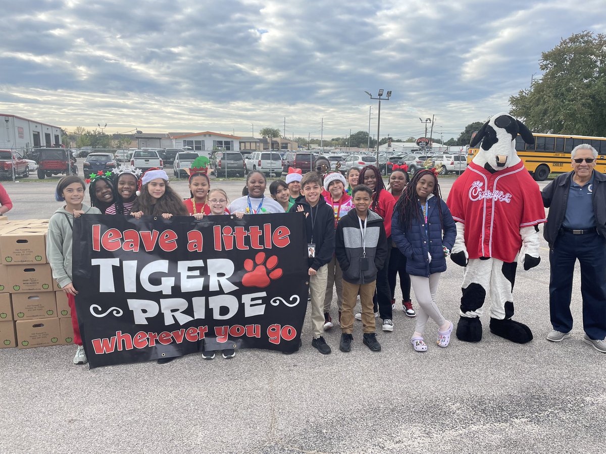 CoraThomasLCISD's tweet photo. It is a great day to be a Thomas Tiger. Thomas student council, with their sponsor Mrs. D'Ambra, delivered 50 boxes of non-perishable food to Channel 13 Share Your Holiday food drive. #believethebest @abc13houston https://t.co/M2PDnWoyAC