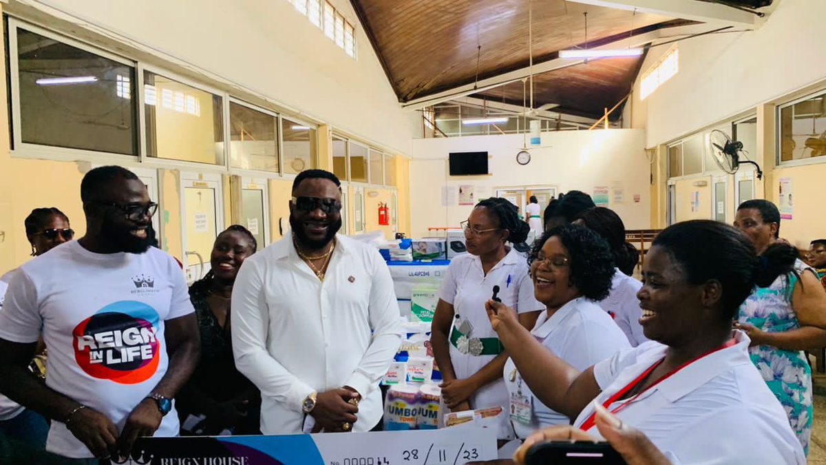 KobbyKyei_'s tweet image. The head pastor of Reign House Chapel- North Legon Prophet Eric Boahen Uche, made a generous birthday donation to the Korle Bu Maternity Ward on his birthday.

#TheBlogger