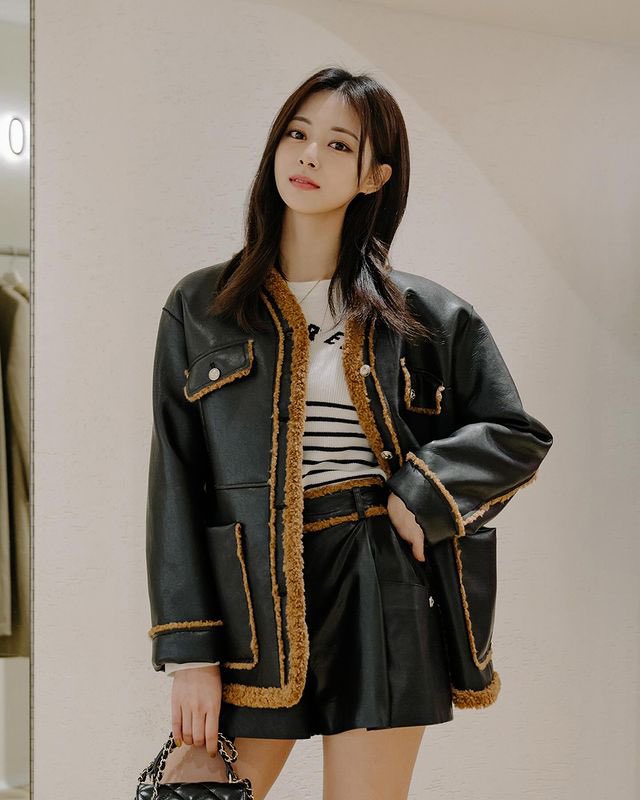 thinkaboutzy's tweet photo. I’m truly excited to bring you ZOOC 2023 F/W Collection. Embrace the changing seasons by staying warm and stylish in this kind of outfit. https://t.co/kL6jEr8Bep