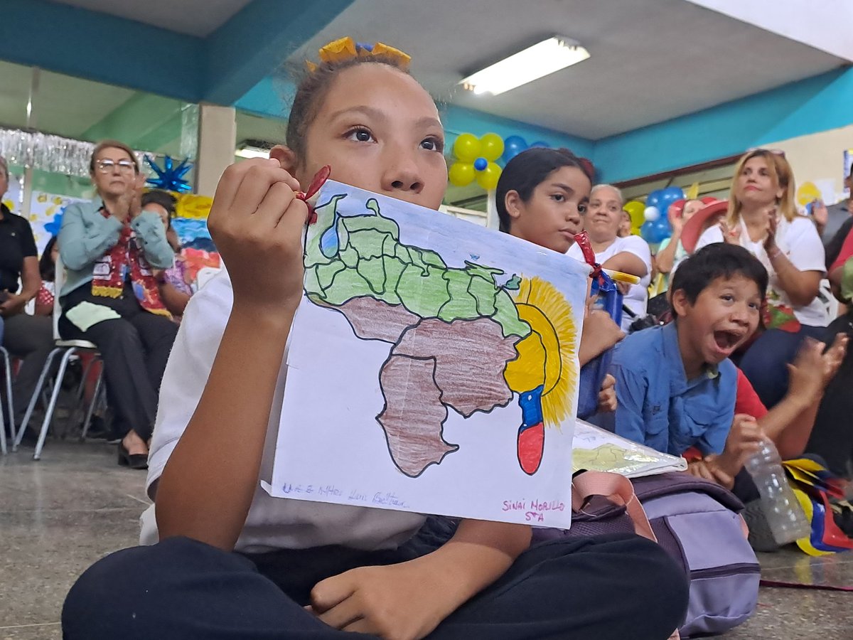 CDCEAragua's tweet photo. #EducadoresPorElEsequibo 
Desde el Punto Tricolor del CDCEARAGUA se realizó foro 
"Fiesta Con Amor Por El Esequibo" con presencia del Viceministro del @MPPEDUCACION @pedrodiazg59  y el analista  @ANGELTORTOLERO1 
#VenezuelaEsEsequibo 
@NicolasMaduro 
@_LaAvanzadora https://t.co/qtmMUETMJy