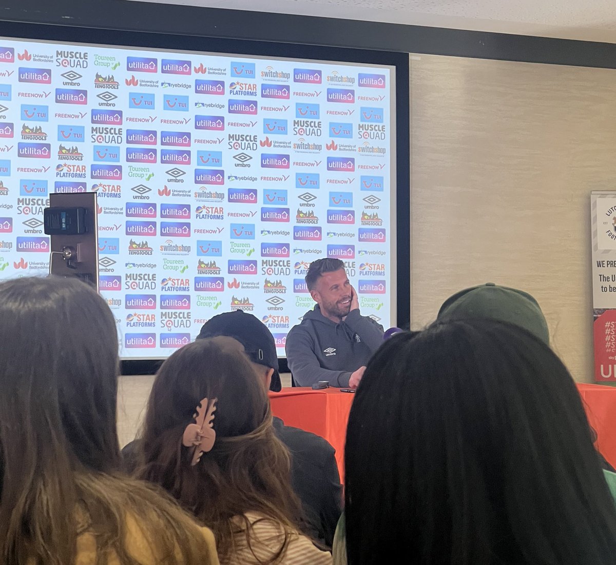 Here was the gaffer at the pre-match press conference before our first #PremierLeague home win!! 🟠⚪️

Perhaps we could get an interview from Rob Edwards?
<a href="/LutonTown/">Luton Town FC</a> #LTFC #COYH