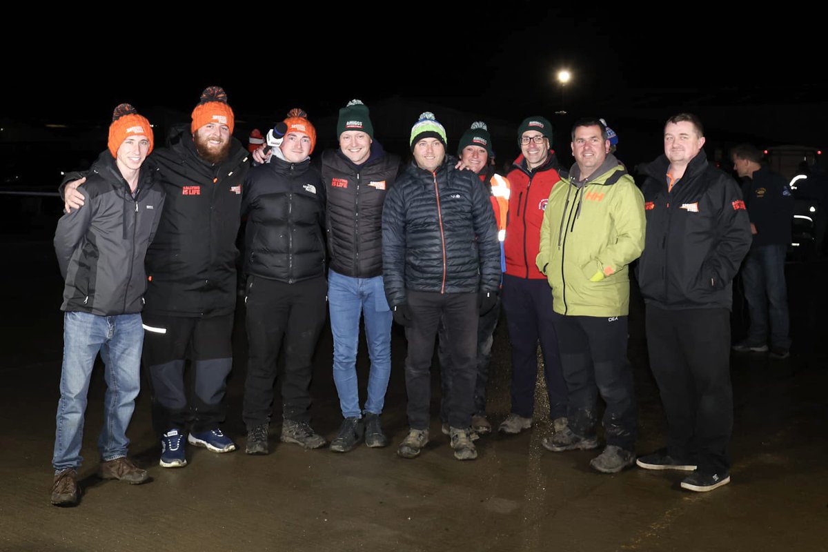 Having spent 5 days on the road across 3 different countries, it was nice to get the whole live TV team together at the finish of the Roger Albert Clark Rally.

➡️ Jamie🎥, Phill🎥🎙️, Luke🎥, Paul🎙️, Gav🚁🎥, Bex🎥, Matt🎙️, Chris🚁🎥, Producer Wayne👑.

📸 Ben Lawrence 

#RAC23