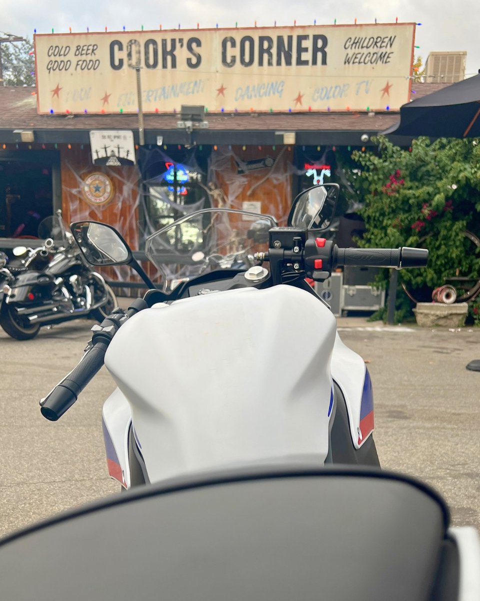 QJMotor_USA's tweet image. Finally at our destination, where the only speed is 'relax.' Time to downshift and enjoy the slow lane. 📷📷📷
For more information hit the link in our bio.
#DownshiftToRelax #SlowLaneVibes #cookscorner #bikelife #twowheellife