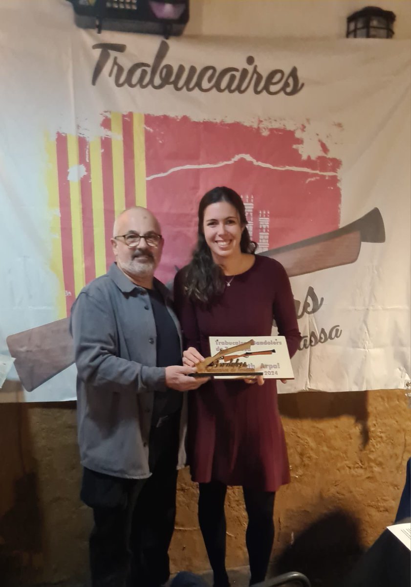 eli_as3's tweet photo. Moltíssimes gràcies @bandolersTRS per aquest reconeixement! Sou una gran entitat que vetlla per la Cultura Popular i per facilitar espais de coneixença entre colles de la ciutat! Gràcies de tot 💙 https://t.co/yFiF35NQi4