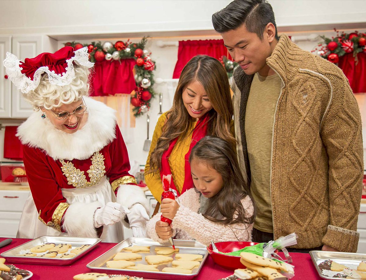 CAGreatAmerica's tweet photo. Looking for a way to sweeten up your WinterFest? Head over to Mrs. Clausβ Kitchen! Meriwest Credit Union invites you to decorate deliciously oversized creations, take pictures with Mrs. Claus and enjoy your favorite holiday tunes. π
#CGAWinterFest https://t.co/gptHPN8XMn
