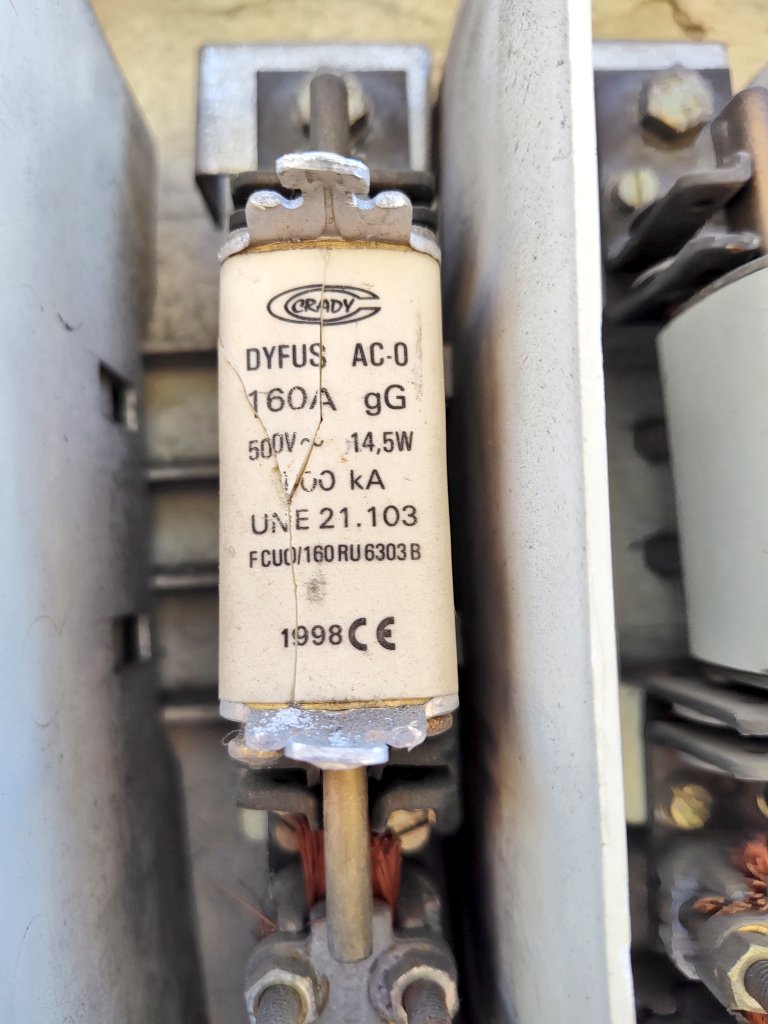 ElMonInstalacio's tweet photo. 💡Reparar avaria de llum

-Canvi fusible NH0 160A 500V del torpede general.

#ElMonInstalacio https://t.co/459NiXdZWy