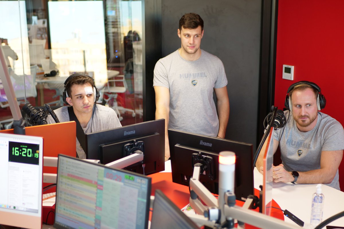 #Partenaire

🎤 <a href="/AmanValentin/">Valentin Aman</a>, Alejandro et Todor étaient dans les locaux de Voltage, partenaire radio de l'USCHB. Ils ont pu enregistrer leur voix pour les annonces des prochains matchs mais également passer en direct à l'antenne pour parler du derby en approche 🤗