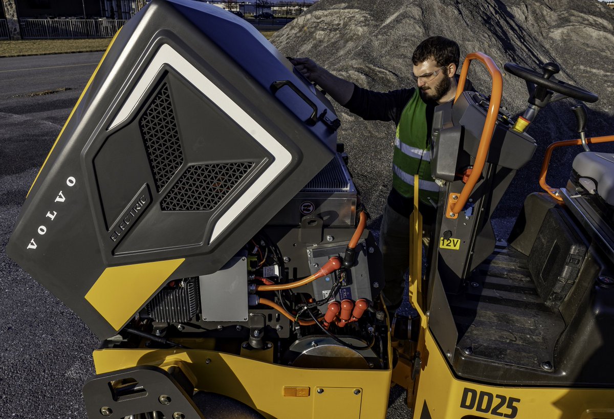 With the DD25 Electric, we are making it possible for our customers in the #RoadBuilding segment to achieve their sustainability goals. We not only have a responsibility to meet our own CO2 reduction targets but are also committed to assisting our customers in doing the same. #EV