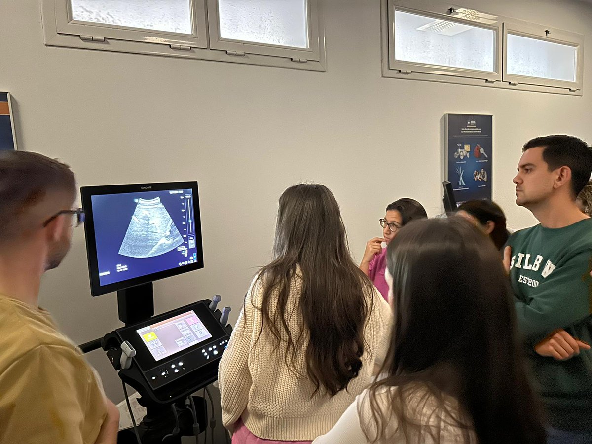 COMAlbacete's tweet image. Nueva tarde de lleno absoluto en curso 
"Ecografía a pie de cama" del @COMAlbacete. Los MIR de @albacetesanidad se forman en exploración física con ecógrafos de última generación. Se ha presentado proyecto E-Pocus, formación de pregrado que se iniciará en enero 2024 @MedicinaAB