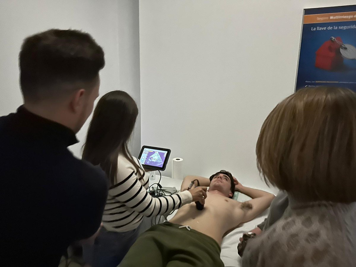 COMAlbacete's tweet image. Nueva tarde de lleno absoluto en curso 
"Ecografía a pie de cama" del @COMAlbacete. Los MIR de @albacetesanidad se forman en exploración física con ecógrafos de última generación. Se ha presentado proyecto E-Pocus, formación de pregrado que se iniciará en enero 2024 @MedicinaAB