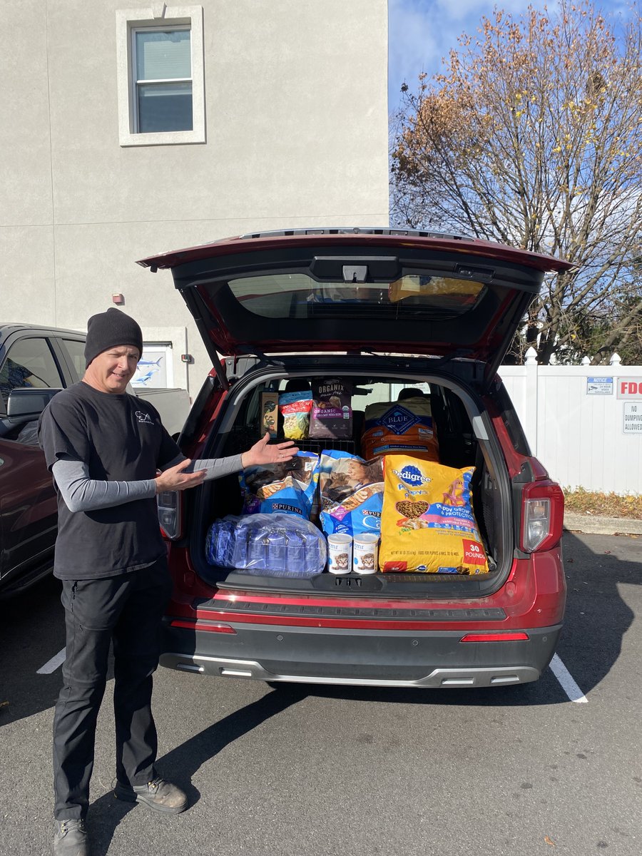 AbsolutelyFish's tweet photo. Celebrate #givingtuesday by supporting your local animal shelters!! We’re donating cat and dog food, cages, and more to the Clifton Animal Shelter!

#animallovers #animalshelter #donating #fish #newjersey #localfishstore #givingback https://t.co/r3LWePFyvk
