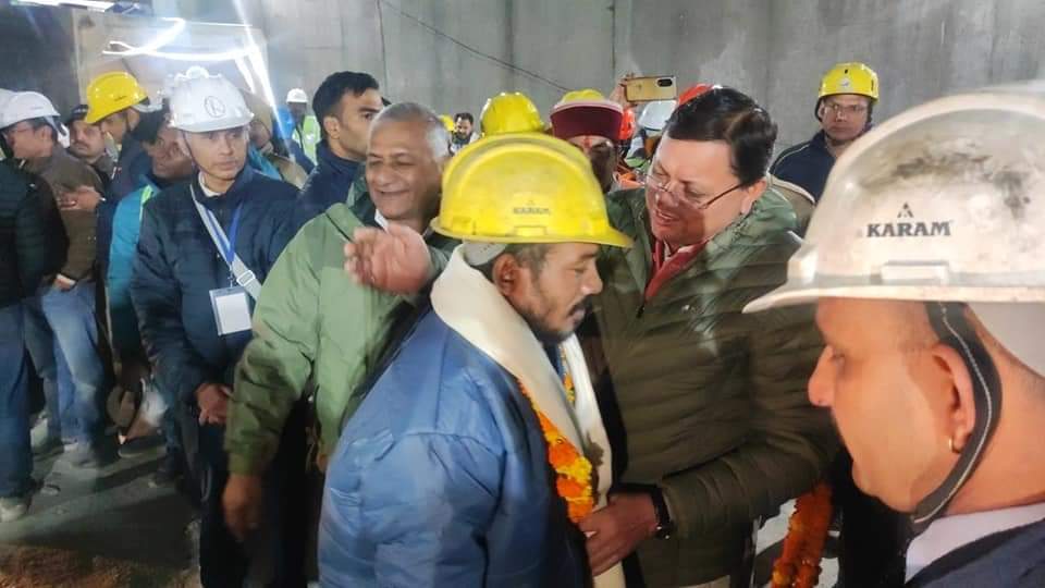 MansinghP_BJP's tweet photo. શ્રમેવ જયતે

ઉત્તરકાશીમાં નિર્માણાધીન ટનલમાં ફસાયેલા 41 શ્રમિકોને સકુશળ બહાર કાઢવામાં આવ્યા.  

માનનીય પ્રધાનમંત્રી શ્રી Narendra Modi જીના માર્ગદર્શન હેઠળ આ બચાવ કામગીરીમાં જોડાયેલી કેન્દ્રીય એજન્સીઓ સહિત તમામ ટીમનો આભાર. https://t.co/5M1C5o4EUN