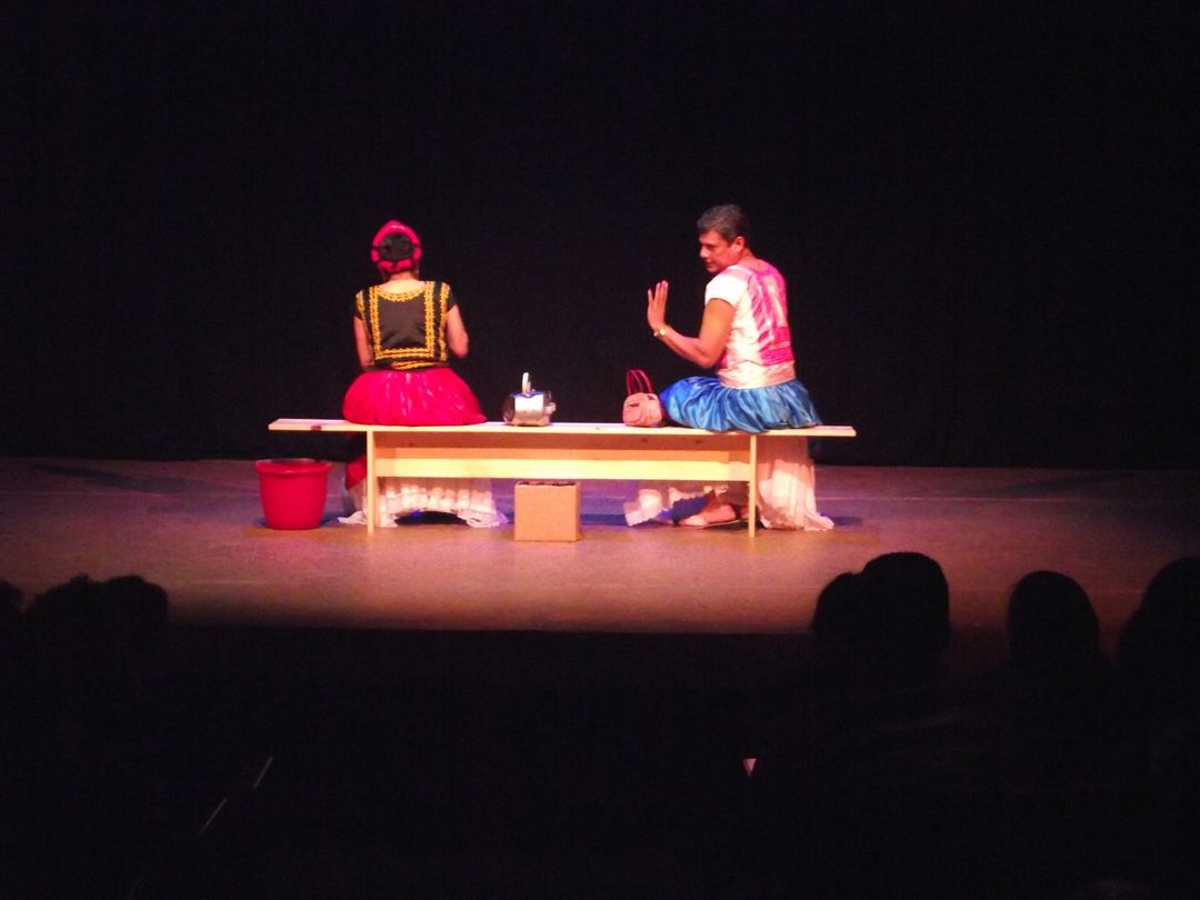 ciateatrouv's tweet photo. 🎭 El Grupo Teatral Tehuantepec presenta: 𝐎𝐭𝐫𝐨 𝐝𝐢́𝐚 𝐝𝐞 𝐟𝐢𝐞𝐬𝐭𝐚.

Una historia trágica y conmovedora sobre la amistad, la marginación, la discriminación, la violencia de género y la homofobia, protagonizada por dos personajes socialmente vulnerables. https://t.co/0URo4lEPSC