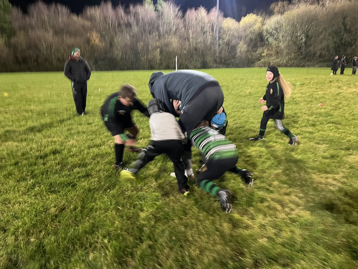 A warm welcome at <a href="/TrimsaranRugby/">Trimsaran Rugby</a> with <a href="/scarlets_rugby/">Scarlets Rugby</a> second row Morgan Jones💚 some brilliant skills on show from all ages and lots of enjoyment! ⭐️ the children loved showing how they tackle 🤩

Mae dal amser i ymuno 💚