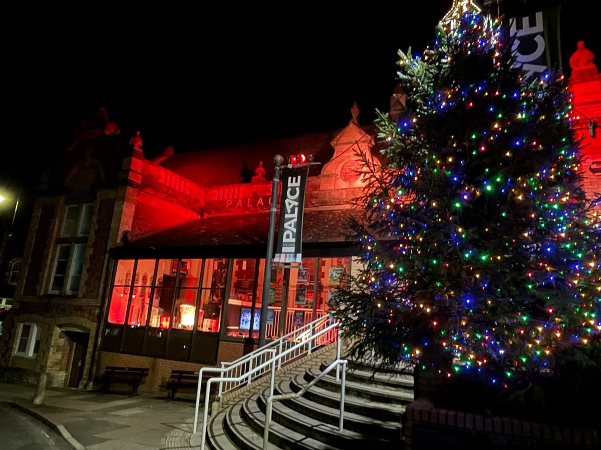 Our beautiful tree is up! 

Do come and add your baubles to our railings, we love to see them when we arrive in the morning. 

We hope you like it as much as we do ❤️🎄 #torbayhour <a href="/TheTorbayWeekly/">TheTorbayWeekly</a> <a href="/DevonLiveNews/">Devon Live News</a>