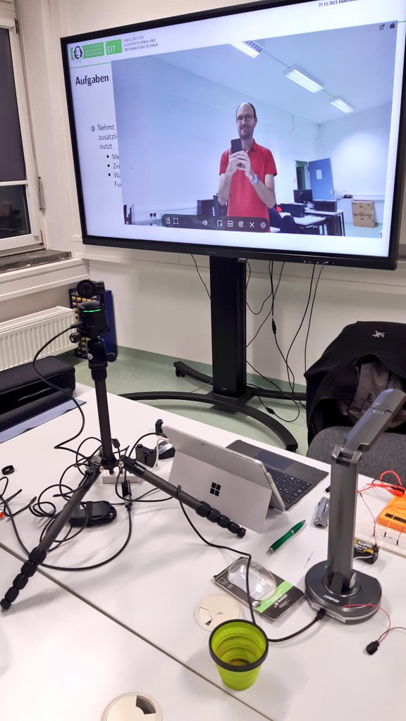 MMagdowski's tweet image. In der ersten praktischen Übung zu den elektrotechnischen Grundlagen  für unsere #AI_Engineering-Studierenden ging es heute um die Grundlagen der Messung mit Multimetern, den Maschensatz, das ohmsche Gesetz und einiges mehr. Dazu gab es auch einen Livestream mit Dokumentenkamera.
