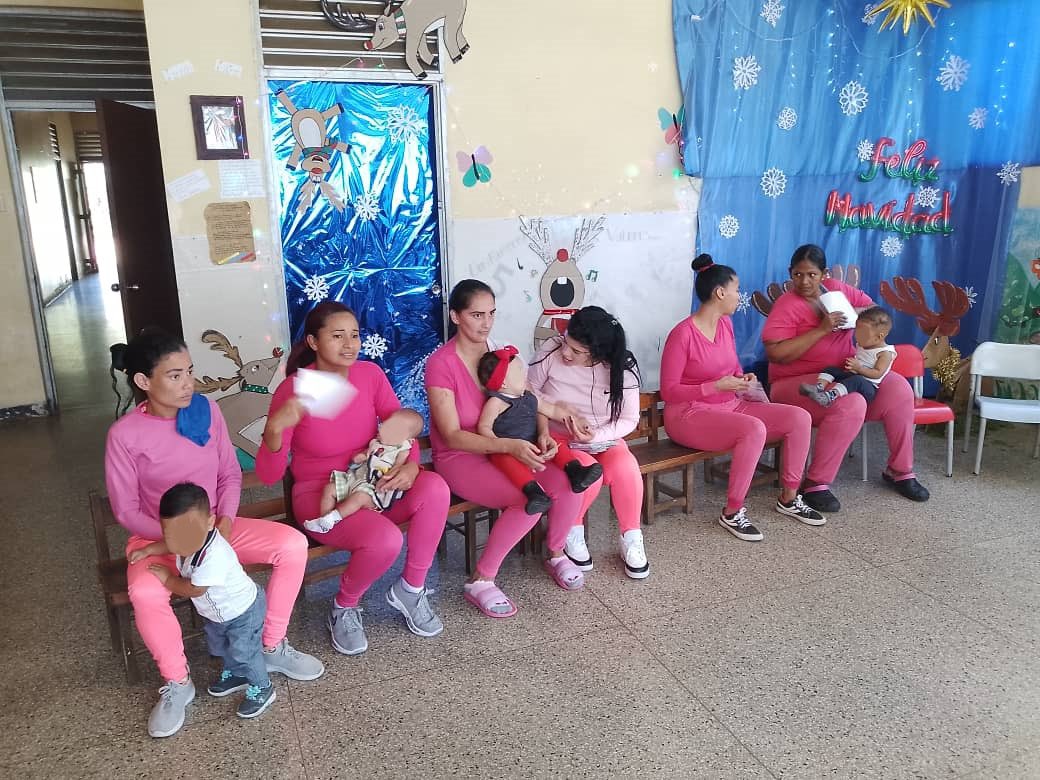 Derecho_paz's tweet photo. Hemos realizado una jornada de atención médica integral en beneficio de los 19 hijos (as) de las privadas de libertad y de dos femeninas en periodo de gestación, que se encuentran en el Instituto Nacional de Orientación Femenina #Inof https://t.co/Zlpv9xYzeA