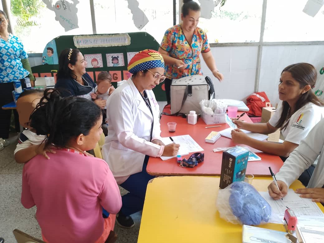 Estos niños (as) permanecen en este Instituto como parte de la garantía de sus derechos a permanecer con su madre hasta los 3 años de edad y una vez cumplida esta edad pasa a vivir con un familiar cercano; hasta que su madre cumple la pena.