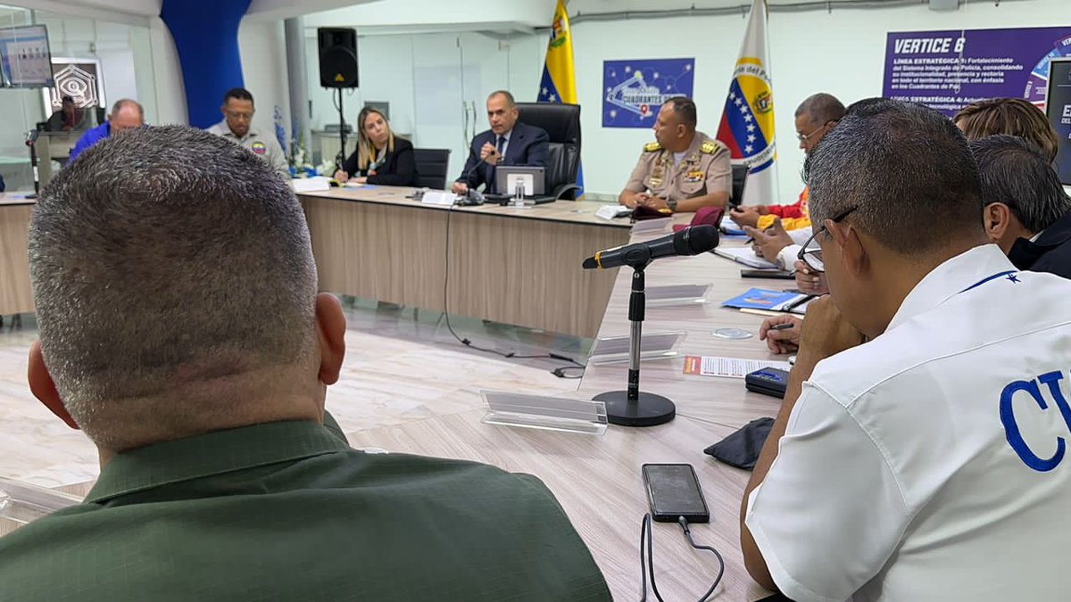 #28NOV || Este martes se efectuó un nuevo encuentro del Consejo Ministerial de Seguridad, liderado por el Vpdte. Sectorial A/J <a href="/CeballosIchaso1/">@FuerzaDinamica Remigio Ceballos Ichaso</a>, en el cual evaluaron las acciones contempladas en la Gran Misión Cuadrantes de Paz, para garantizar la seguridad de la Patria.