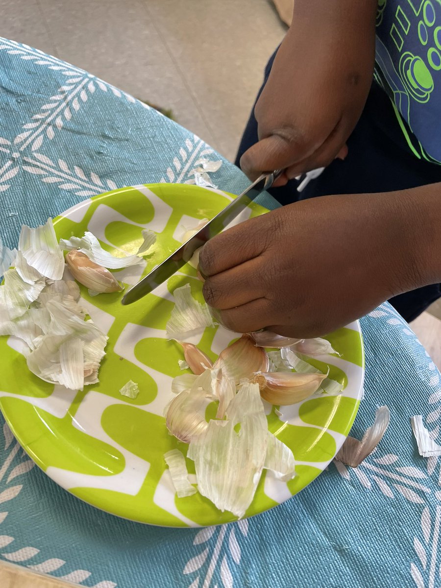 mcleankinders's tweet photo. Tiny hands can do amazing things! Today we started making our stone soup! The broth smells delicious! #fdk #stonesoup #ingredients https://t.co/dr244bLP9e