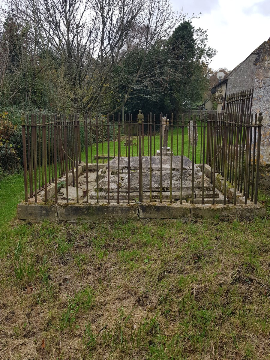 TheHistoryMouse's tweet photo. Lots of crumbling tombs again, several listed and surrounded by metal fences. #TheTwitterMouse isn't sure if these are a form of #Mortsafe or if the fencing is just decorative. They are spiky so maybe there is some deterrent #TombsTuesday https://t.co/9b4MVKkKZN