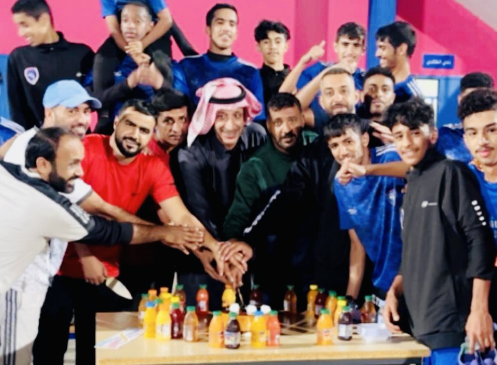 KHALDI001's tweet photo. أحتفل لاعبي الفئات السنية بالكابتن / سلطان البلوي بمناسبة حصوله على الدورة التمهيدية لتدريب حراس المرمي والمقامة بمدينة الرياض الف مبروك ياكابتن 
#الوجه https://t.co/CVvwBN5LLy