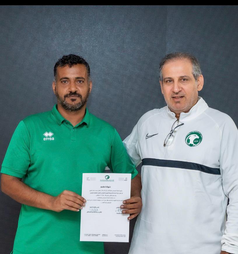 KHALDI001's tweet photo. أحتفل لاعبي الفئات السنية بالكابتن / سلطان البلوي بمناسبة حصوله على الدورة التمهيدية لتدريب حراس المرمي والمقامة بمدينة الرياض الف مبروك ياكابتن 
#الوجه https://t.co/CVvwBN5LLy