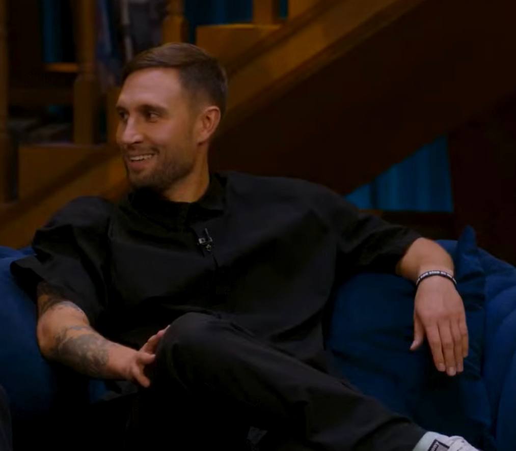 На 999ый перепросмотр кстaти заметила, что Смирняга в браслетике 🥹🥹🥹