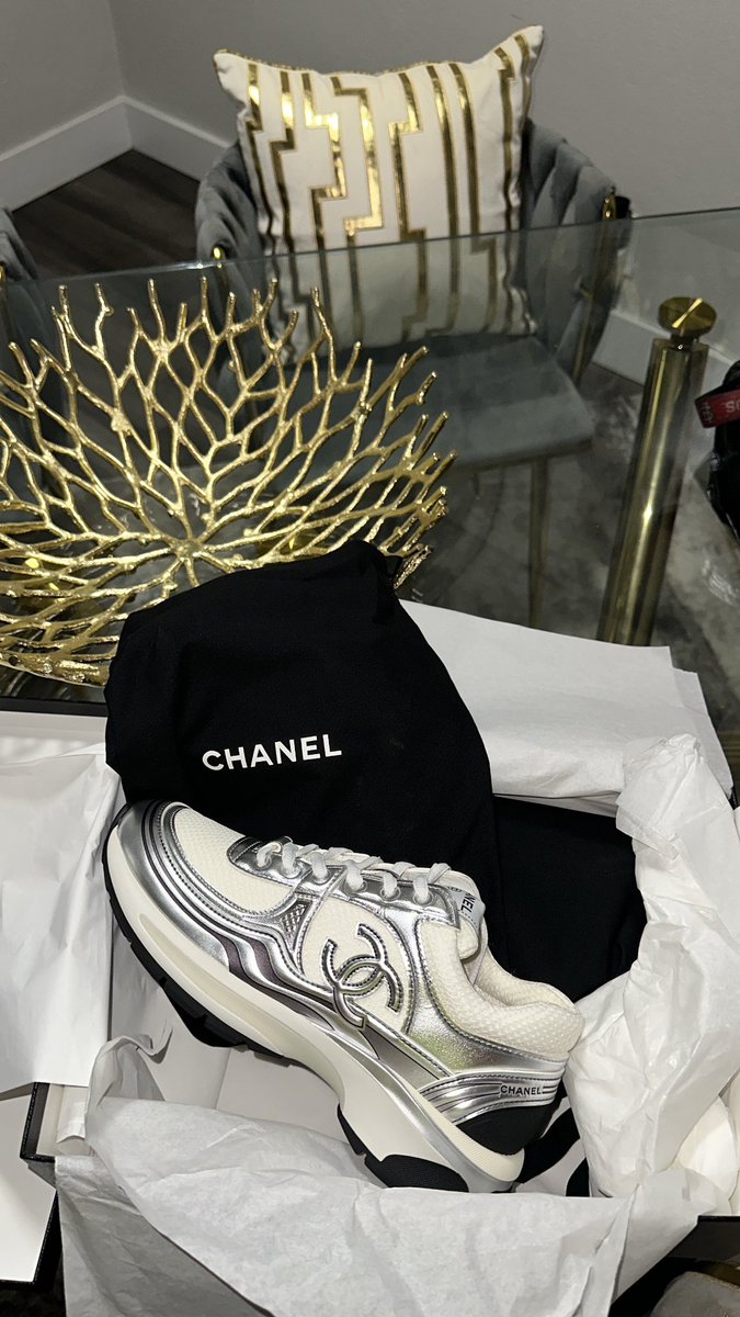 __TweetFREAK's tweet photo. i Ordered Two Pair.  Anybody Want Before i Send Them Back? Size 37.5. I Want What I Paid For Them. https://t.co/SOqPTwpYGF