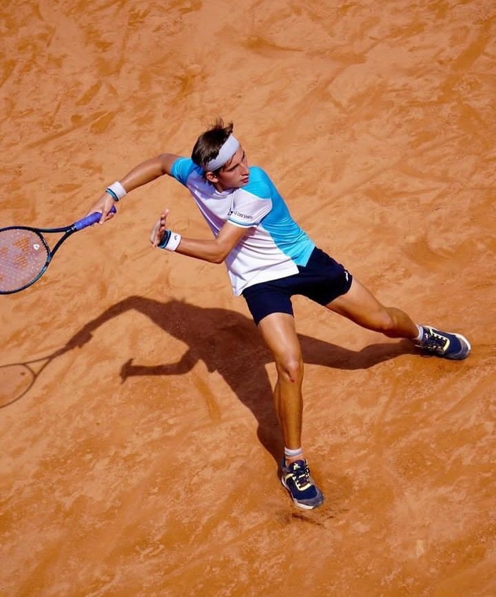 Segundo Goity (5-7 6-4 6-2 a Ferraz) de Argentina y Miguel Tobón (6-2 6-0 a Govila) de Colombia, los únicos sudamericanos que avanzaron en el cuadro masculino del Eddie Herr. 2R: Goity vs Pacheco y Tobón vs Eriksson.