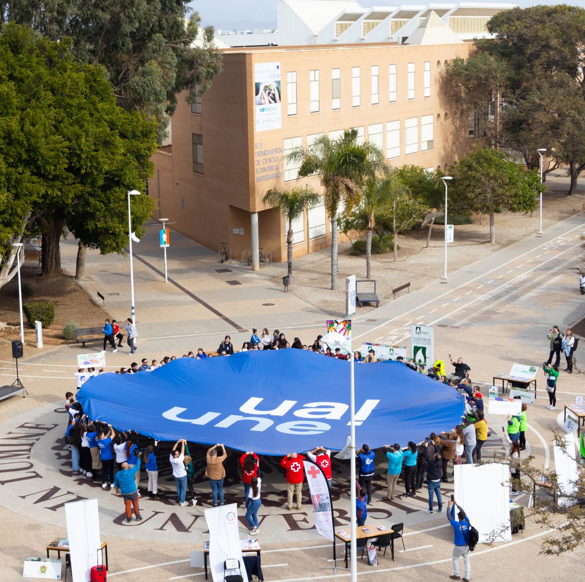 ¡El #GivingTuesday llena la UAL de solidaridad!🤝🏻💌

En este evento,  la comunidad universitaria ha podido conocer las iniciativas de #UALUne y de diferentes asociaciones y colectivos sociales 🌎 

👉🏻 goo.su/oDFx

#UALune #soyUAL #LoDamosTodo