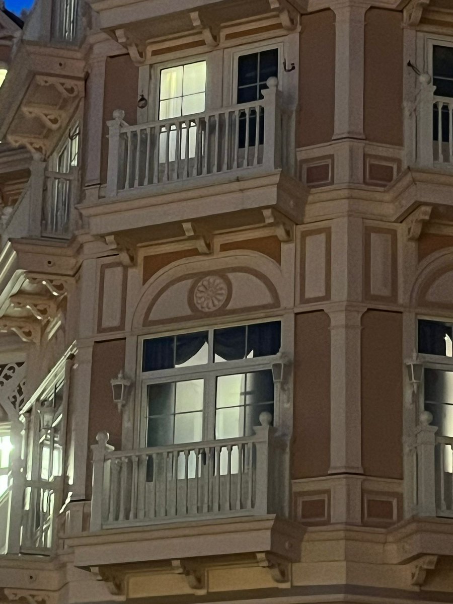 ✨ Des nouvelles du Disneyland Hotel où les rideaux sont en train d’être installés ainsi que les lampadaires au niveau des balcons • Ouverture officielle le 25/01/24 ✨ #disneylandparis