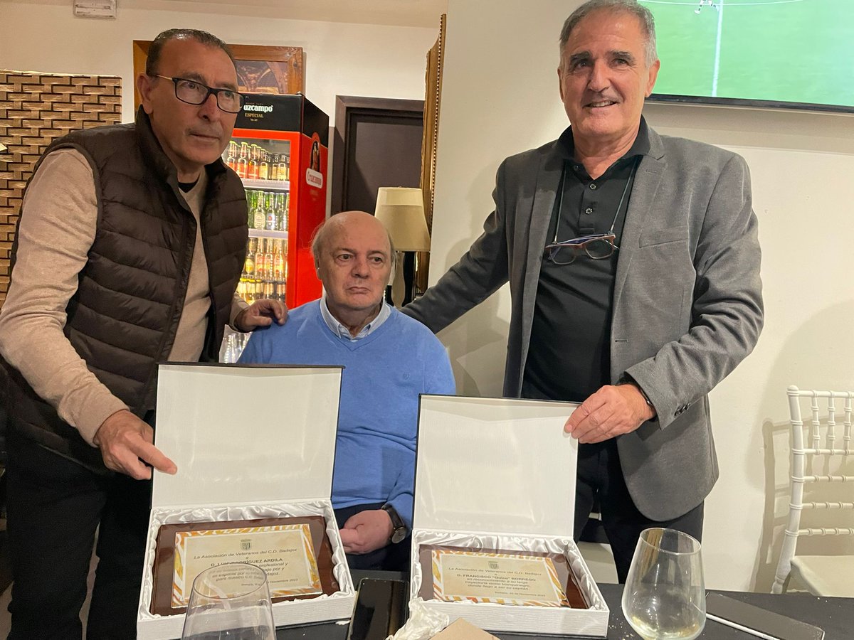 El pasado sábado tuvo lugar la comida anual de la Asociación, en @LoNuestroBA. Se rindió homenaje a un mito por su carrera deportiva en el @CDBadajoz , Quico Borrego, y a Luis Rodríguez Ardila, por su exitosa trayectoria, dentro y fuera de su CD Badajoz. Enhorabuena a ambos.