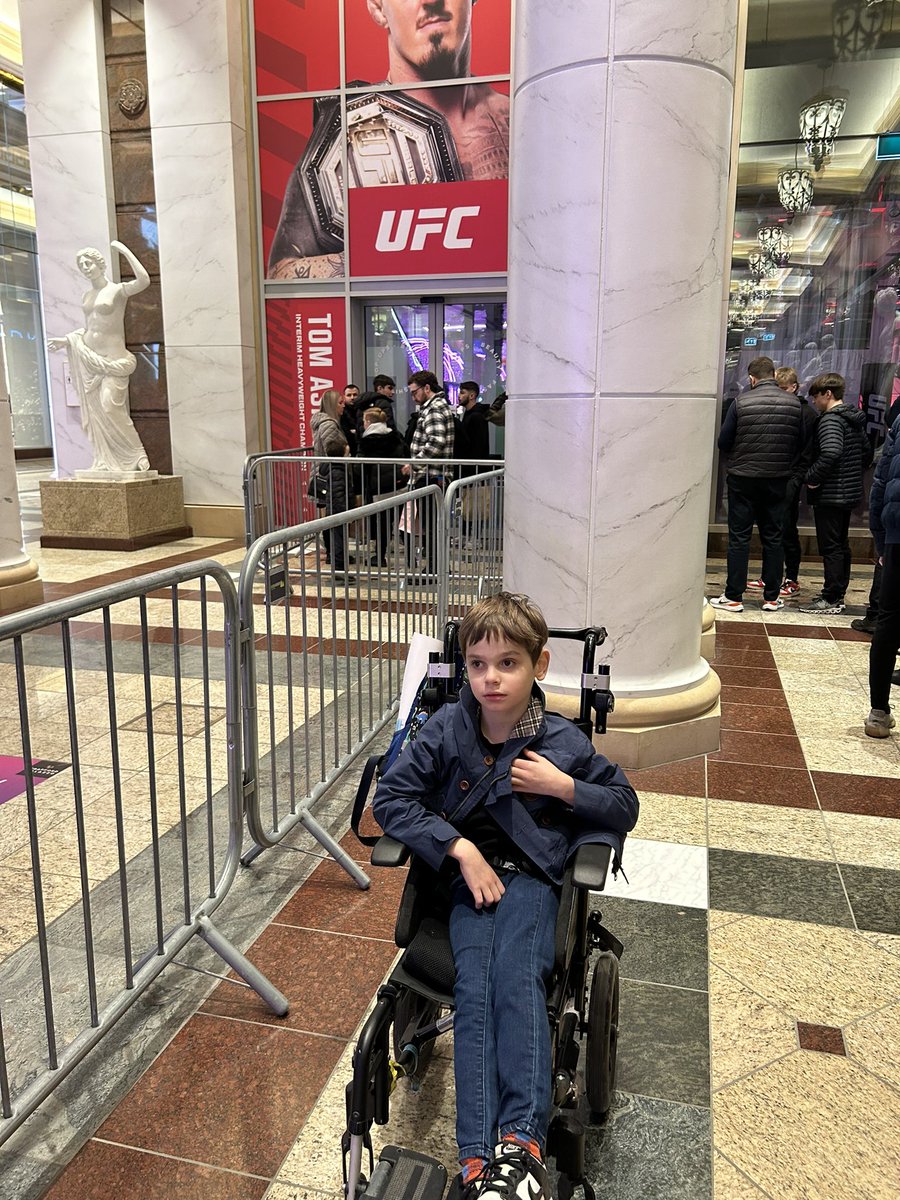 abbicathead's tweet photo. Waiting for @AspinallMMA 🤜 https://t.co/TvcmrGBsyY