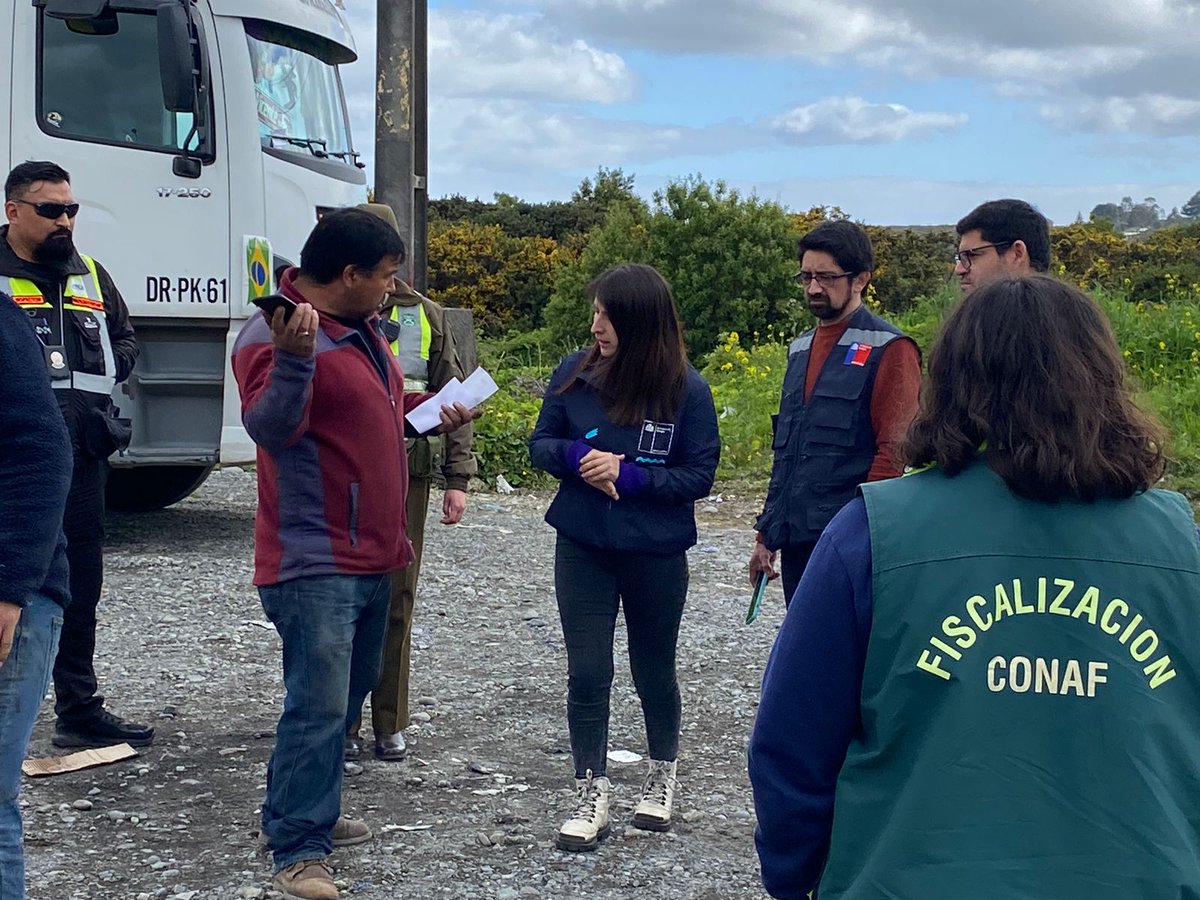 CarabLosLagos's tweet photo. Coordinados por @DPRLosLagos y Seremi de Energía, Carabineros de la 5ta. Comisaría de #PuertoMontt junto a organismos estatales como @SII_Chile @munipuertomontt y @ConafLosLagos10 fiscalizan la venta informal de leña en distintos sectores de la capital regional.
#OrdenyPatria https://t.co/4arNtD23vo