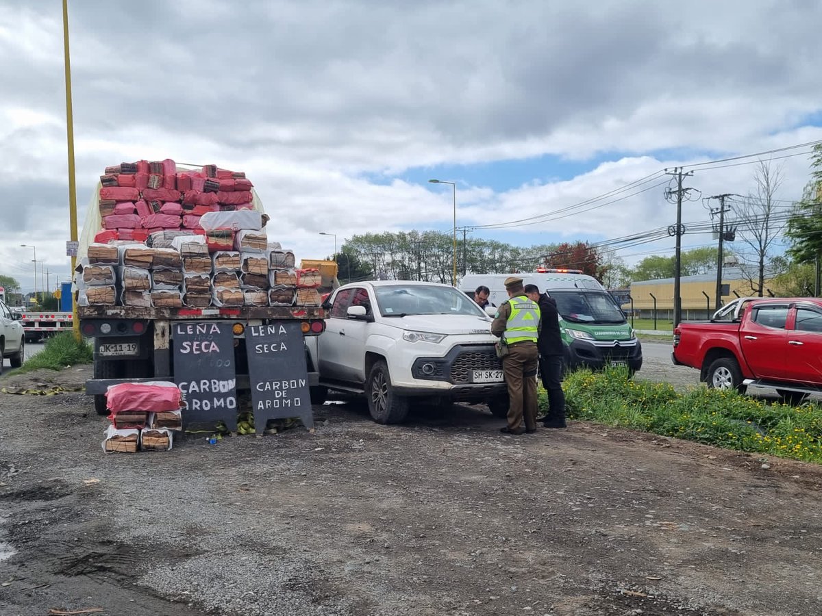 CarabLosLagos's tweet photo. Coordinados por @DPRLosLagos y Seremi de Energía, Carabineros de la 5ta. Comisaría de #PuertoMontt junto a organismos estatales como @SII_Chile @munipuertomontt y @ConafLosLagos10 fiscalizan la venta informal de leña en distintos sectores de la capital regional.
#OrdenyPatria https://t.co/4arNtD23vo