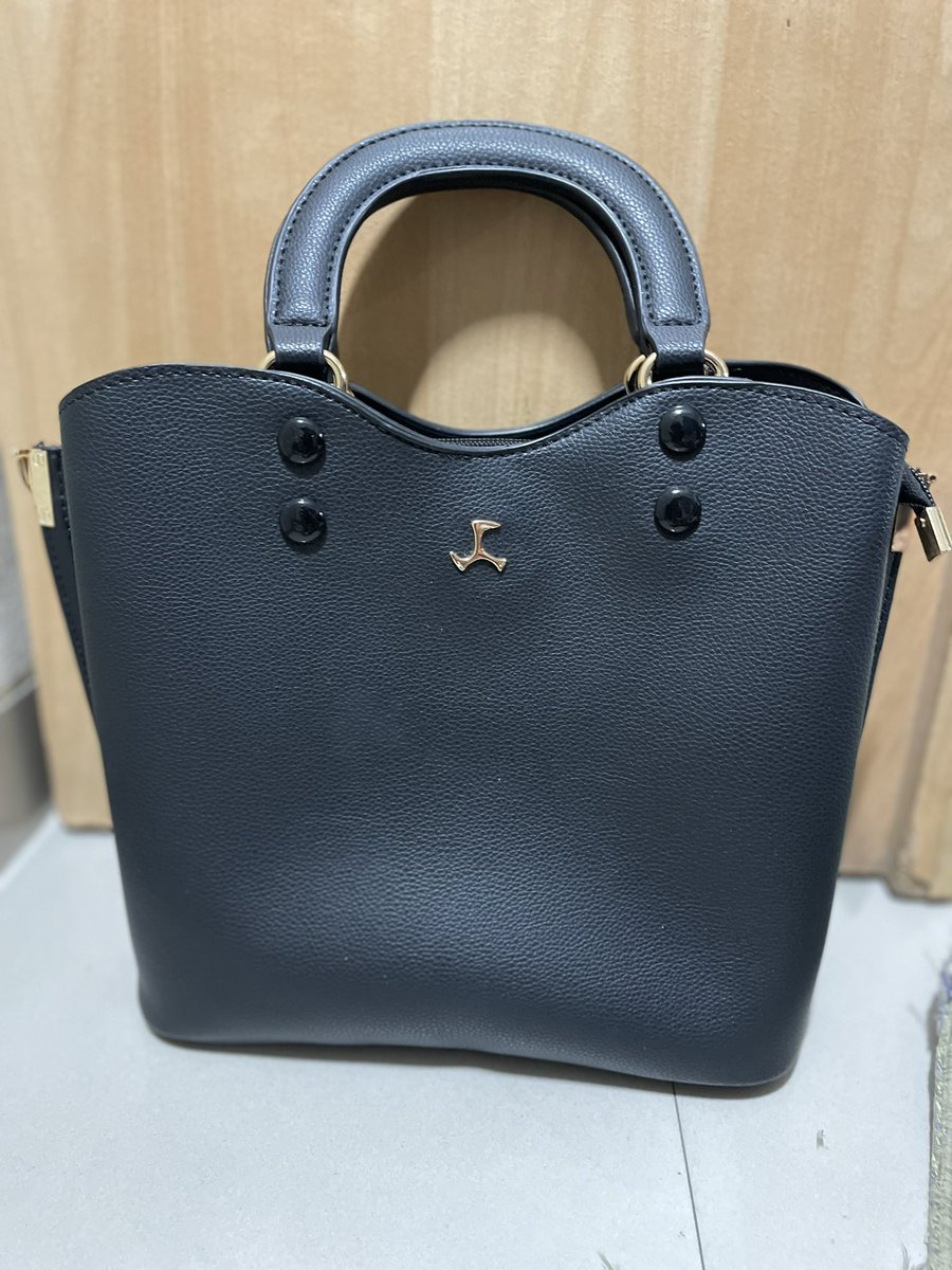 InamdarKaushal's tweet photo. @MochiShoesIN defect in product 66-6196-C black colour bag. The buckle broke twice. Got repaired at Mochi store the first time. Looking for permanent fix this time. https://t.co/DxGuALZmGU