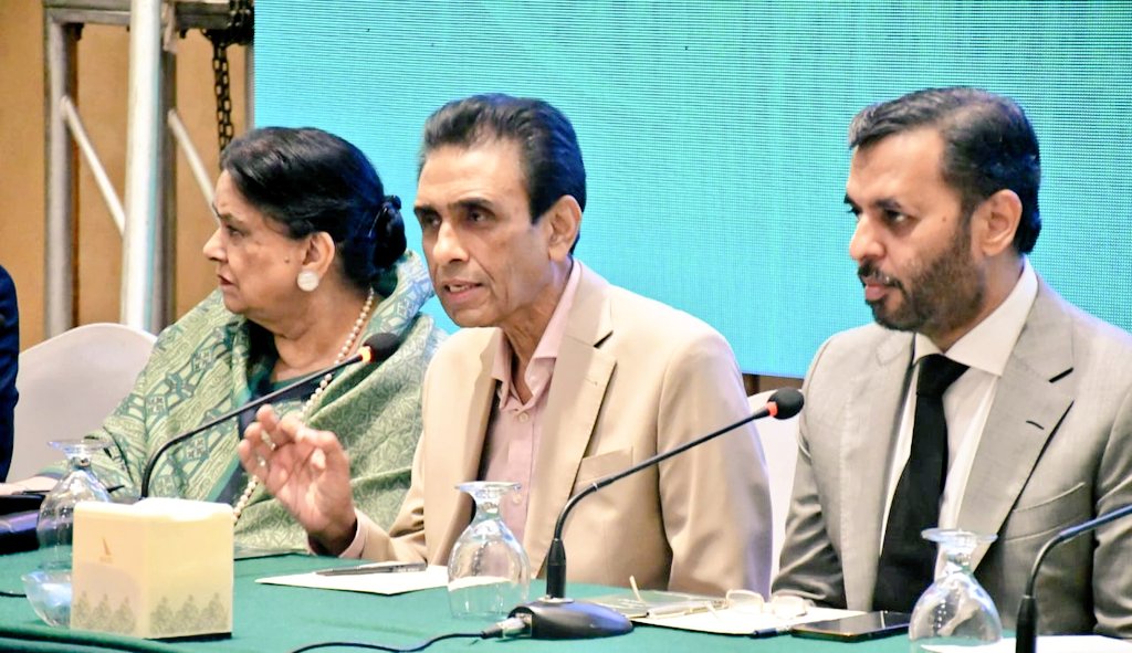 UmairIslamMemon's tweet photo. موجودہ آئین ناصرف اپنی حفاظت کرسکا اور نا عام پاکستانی شہری کی اب ضرورت اس بات کی ہے کہ ایک ایسا آئین جو تمام شہریوں کو برابری کے حقوق فراہم کر سکے ملک میں نافذ ہونا چاہئےجِس طرح وزیرِ اعظم وزرائےاعلیٰ کےاختیارات ووسائل آئین میں درج ہیں
@Conv_KMS

#KhudMukhtarZilaMazbootPakistan https://t.co/9HSr2jLH3l