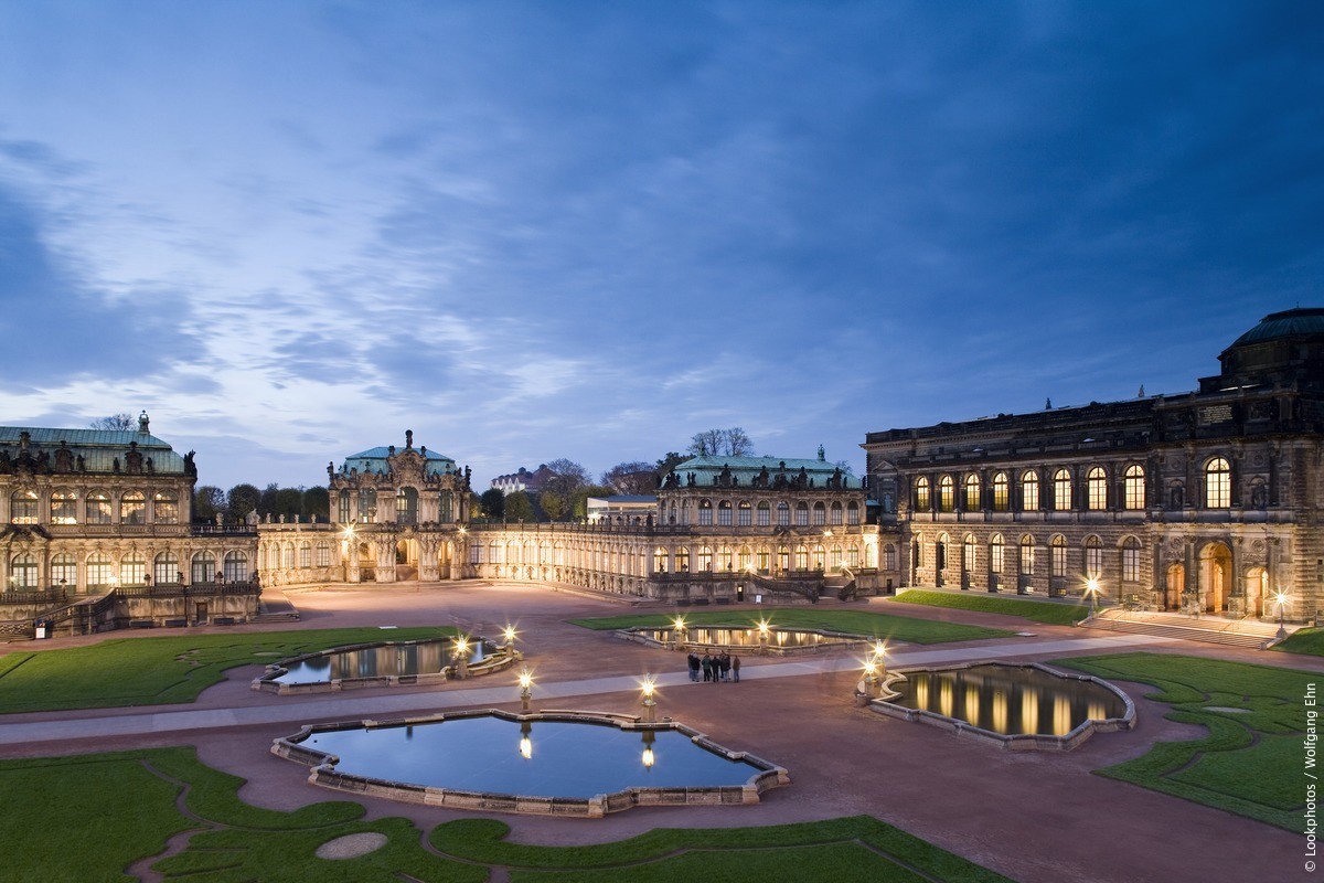 El Palacio Zwinger de Dresde, en todo su esplendor del barroco tardío, alberga la Galería de los Antiguos Maestros. Exhibe pinturas del siglo XV al XVIII y es una de las colecciones de arte más celebradas del mundo. El patio es especialmente bonito al atardecer. 🏛️🌅