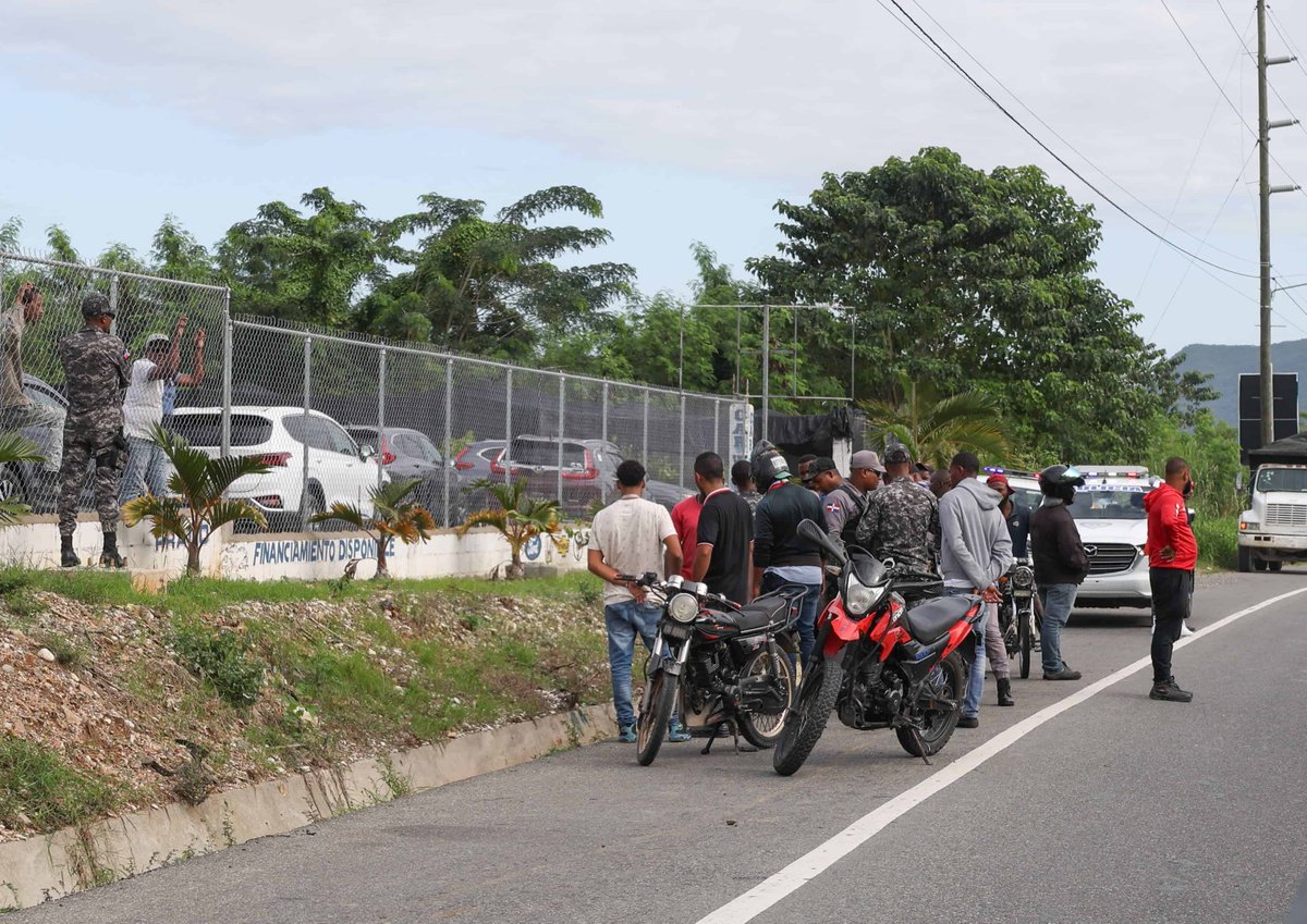 DiarioLibre's tweet photo. 🗞 |#NacionalDL| Desaprensivos abandonan joven al borde de la muerte en pavimento
🔗 https://t.co/W8XO3nW8vE
#DiarioLibre #Pavimento #Moribundo #Desaprensivos https://t.co/dAa4DRQbv4