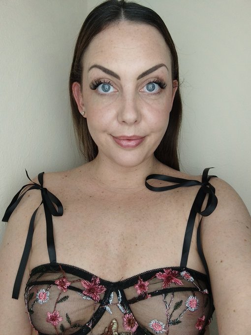 Huhu ihr Lieben 😘 Genie&szlig;t ihr alle euren Abend 😉? Guckt doch gerne Mal auf meinem Profil vorbei ❤️ ich<a href="/tag/lingerie"class="tags"><span>#lingerie</span></a><a href="/tag/brunette"class="tags"><span>#brunette</span></a><a href="/tag/cute"class="tags"><span>#cute</span></a><a href="/tag/naturalbeauty"class="tags"><span>#naturalbeauty</span></a><a href="/tag/mesh"class="tags"><span>#mesh</span></a>