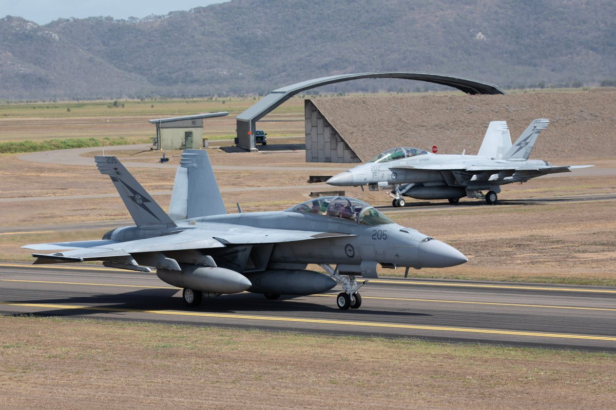 Roberto_yeager's tweet photo. Una pareja de #McDD(#Boeing) F/A-18F #Super #Hornets del No.1 Squadron de la #RAAF, en la Base Aérea de #Townsville durante el ejercicio #BlackDagger https://t.co/HAmVyy9NTt https://t.co/gxkjRKXweH