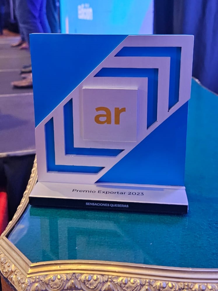 AgenciaProCba's tweet photo. 🏆 Felicitaciones al #GrupoExportador cordobés Sensaciones Queseras, que recibió el #PremioExportar 2023 en la categoría  "Asociativismo para la exportación".

➡️ Los premios son entregados anualmente por @CancilleriaARG y @PromocionARG. 🇦🇷 https://t.co/WD2hNZfzc0