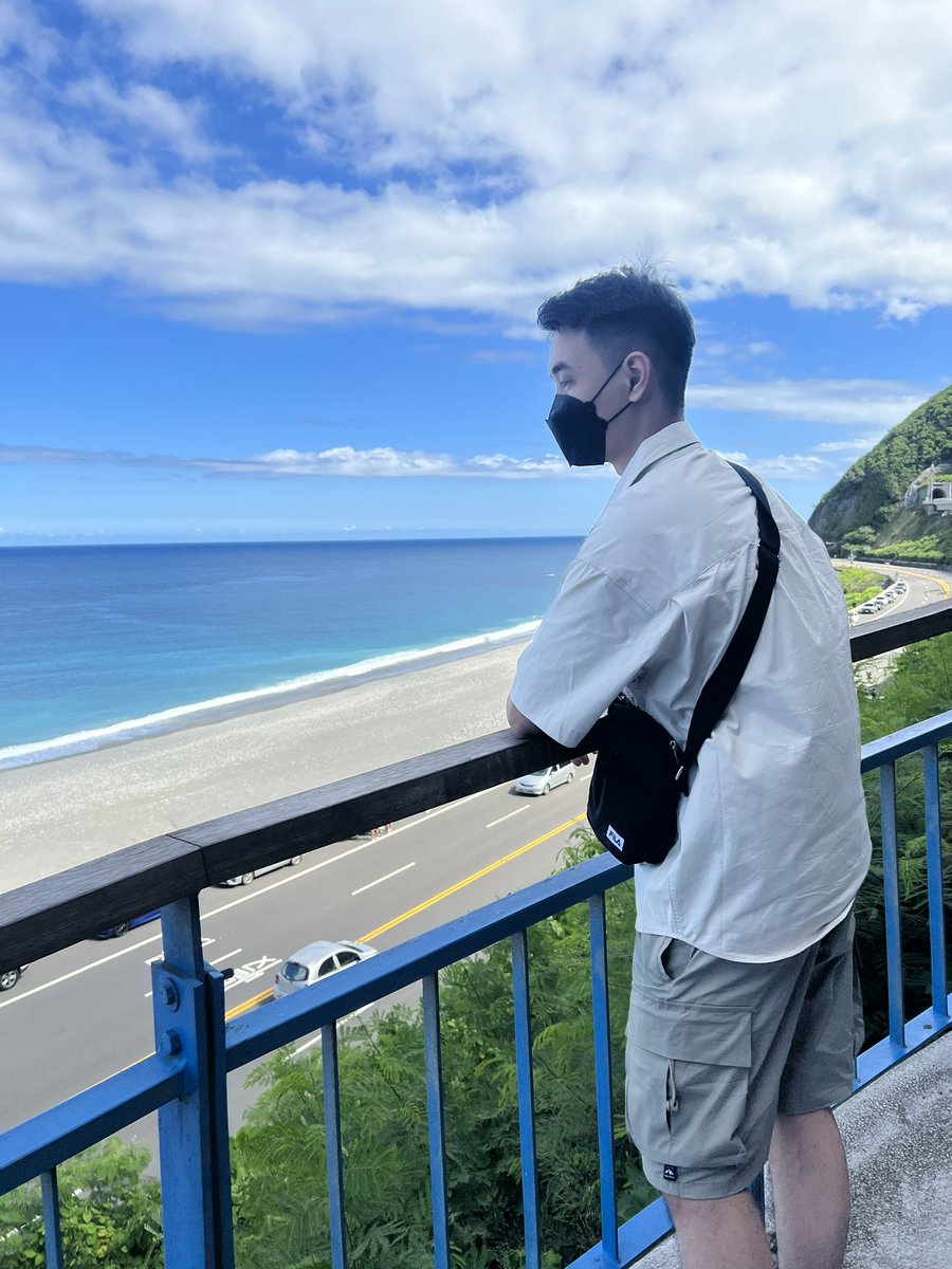 真的很喜歡看海、吹著海風是最放鬆的時刻，有人要一起嗎？