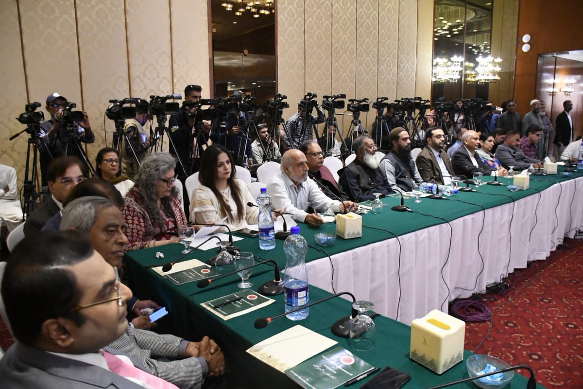 UmairIslamMemon's tweet photo. بیوروکریٹس دانشور، ادیب پروفیسرز، ڈاکٹرز، معاشی تجزیہ نگار، NGO's کے نمائندگان، سول سوسائٹی، سوشل میڈیا ایکٹوسٹ اور مُختلف مہمانِ گرامی کی جانب سے #MQMPakistan کی جانب سے اِس کانفرنس کے انعقاد کو سراہا گیا اور اپنی قیمتی تجاویز، آراء بھی پیش کیں، 

#KhudMukhtarZilaMazbootPakistan https://t.co/dwaCfd1T7a